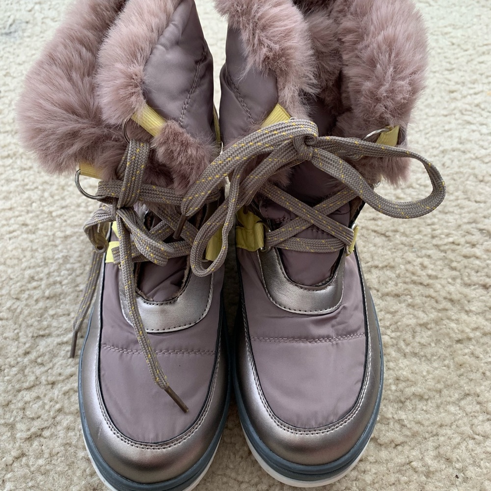 Snow boots